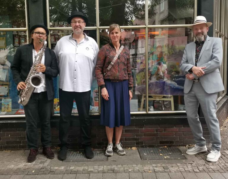Claudius Reimann, Magnus See, Malerin Philippa Jasper und Hubertus Waterhues (vom links) während des Kunstweges in Werne. Fotos: Johanna Glowacki
