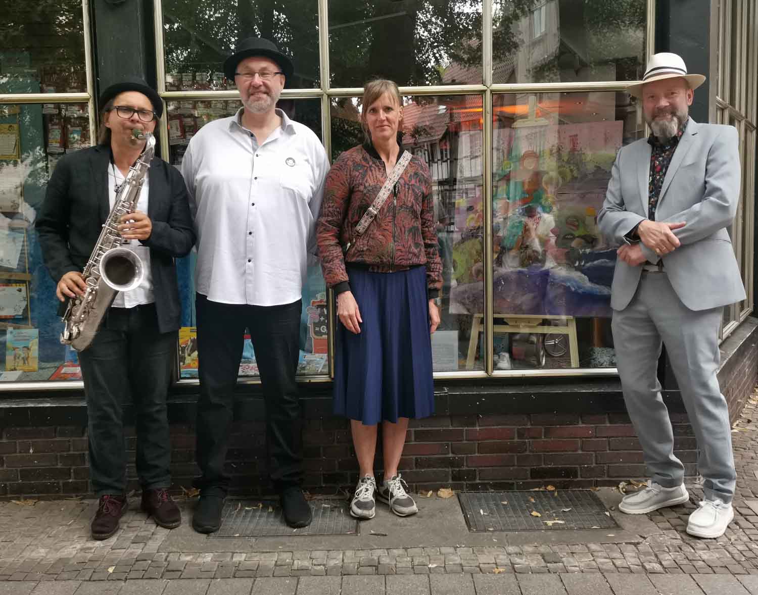 Claudius Reimann, Magnus See, Malerin Philippa Jasper und Hubertus Waterhues (vom links) während des Kunstweges in Werne. Fotos: Johanna Glowacki