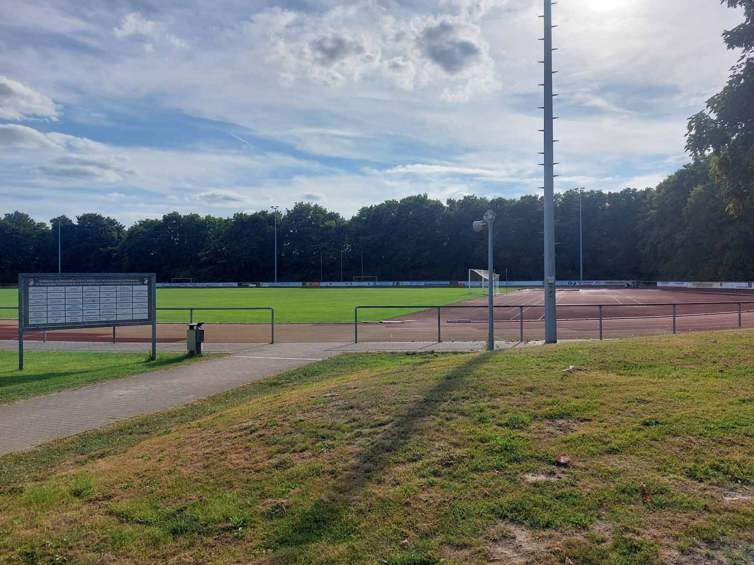 Ab Anfang September sollen Rasenplatz und Leichtathletikanlagen im Dahl gesperrt werden, damit die Kunststofflaufbahn erneuert werden kann. Die TV Werne Leichtathletikabteilung zwingt die geplante Sperrung zur Improvisation. Foto: Wagner