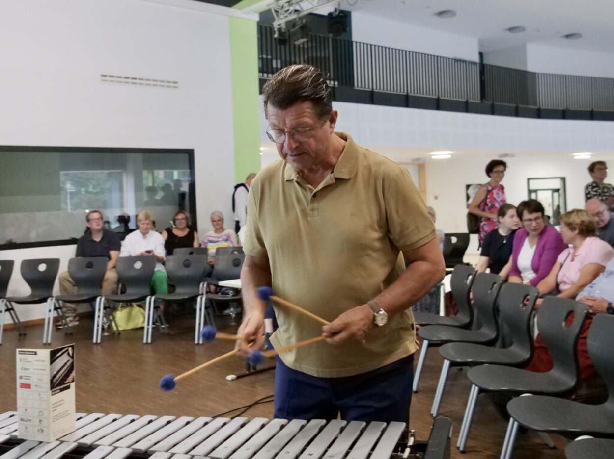 Livedemonstrationen zu Hörbeispielen bietet der musikalische Leiter der Musikfreunde, Hubertus Steiner. Foto: privat
