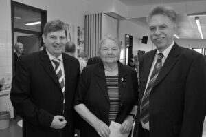 Als Schulleiter Lambert Stecher (li.) am 26. Juni 2009 in den Ruhestand verabschiedet wurde, feierten seine Vorgängerin Maria Hof und sein Nachfolger Heinz-Joachim Auferoth mit ihm. Die drei Pädagogen prägten die Geschichte des Anne-Frank-Gymnasiums seit seiner Gründung vor 50 Jahren. Nun ist Maria Hof gestorben. Archivfoto: Anke Schwarze