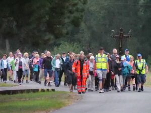 Bei kühlem, aber trockenem Wetter kommt der Pilgerzug in den Lippeauen gut voran. Foto: Schwarze