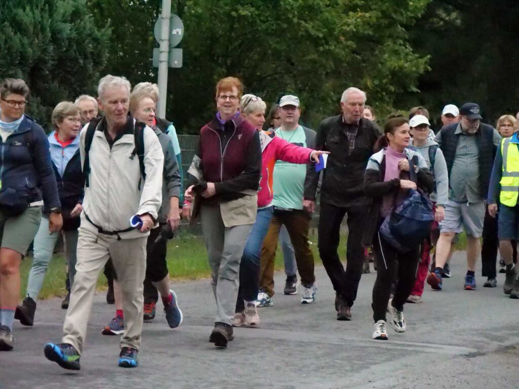 Impressionen vom Pilgerweg – die Gruppe ist bunt gemischt. Foto: Schwarze