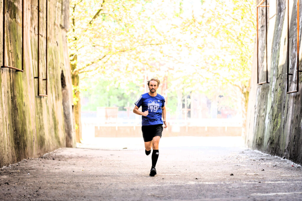 Unzählige Kilometer, gelaufen für den guten Zweck, hat der Marathon-Pater in den Beinen.