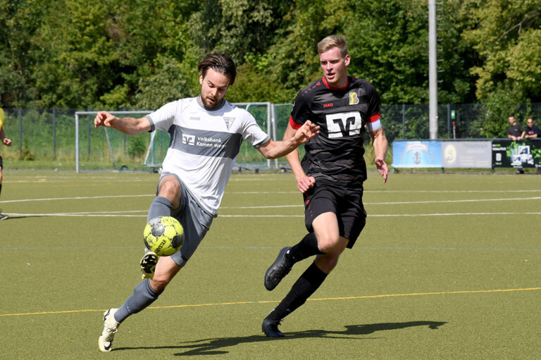 Kurz vor der Halbzeit wurde Robin Przybilla (l.) im Strafraum gelegt. Den fälligen Foulelfmeter verwandelte der WSC-Stürmer zum 2:0-Pausenstand. Archivfoto: MSW
