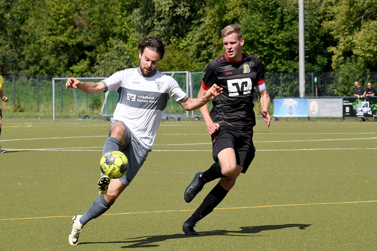 Kurz vor der Halbzeit wurde Robin Przybilla (l.) im Strafraum gelegt. Den fälligen Foulelfmeter verwandelte der WSC-Stürmer zum 2:0-Pausenstand. Archivfoto: MSW