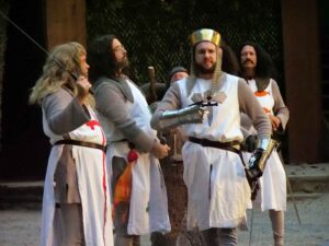 König Artus (Marius Wetter) und seine Ritter machen sich auf, den heiligen Gral zu suchen. Foto: Schwarze