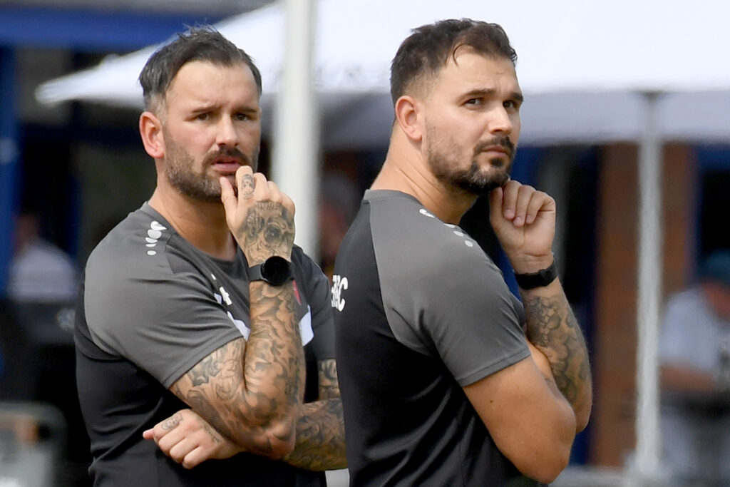 Gegen den tiefstehenden B-Ligisten hatte der Werner SC Probleme. Das sah auch das Trainerduo Pascal (l.) und René Harder. Archivfoto: MSW