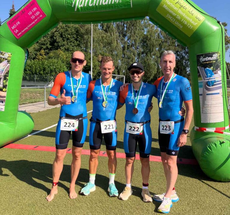 Andre Kerschek (von links), Martin Siemann, Alexander Schagowsky und Ralf Koch nach dem Triathlon in Kamen. Foto: Verein
