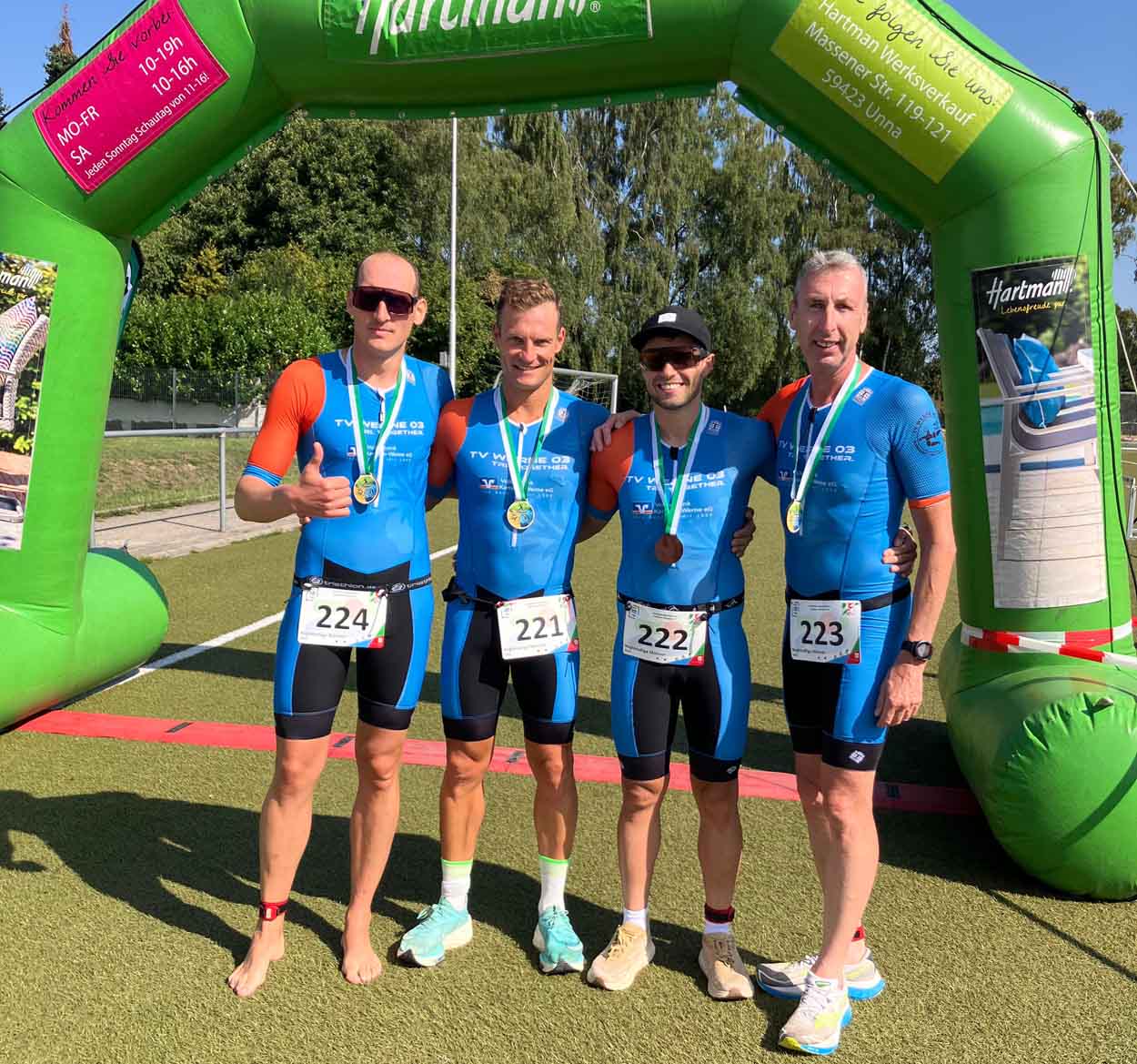 Andre Kerschek (von links), Martin Siemann, Alexander Schagowsky und Ralf Koch nach dem Triathlon in Kamen. Foto: Verein