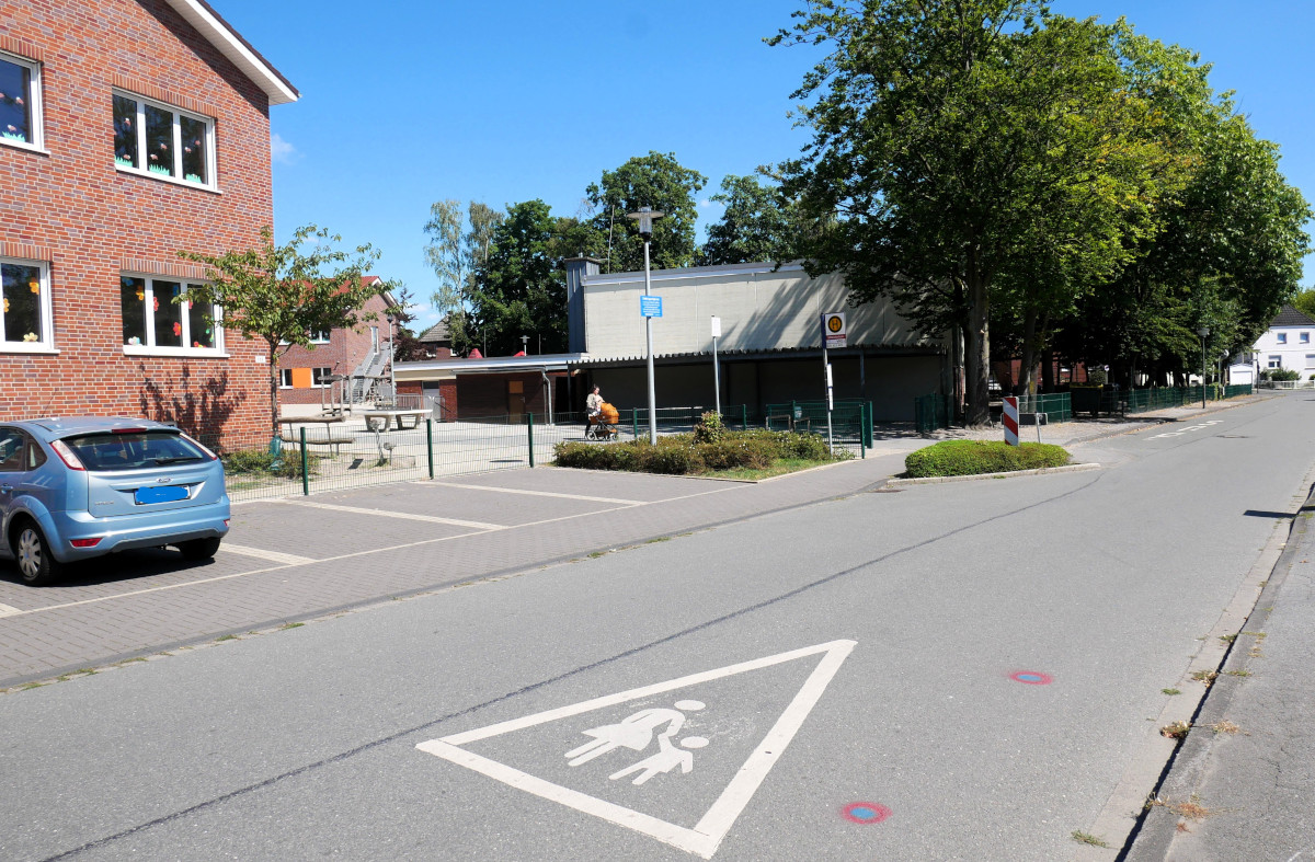 Wie hier an der Uhlandschule soll die Verkehrssicherheit im Umfeld der Werner Grundschulen verbessert werden. Das Piktogramm 