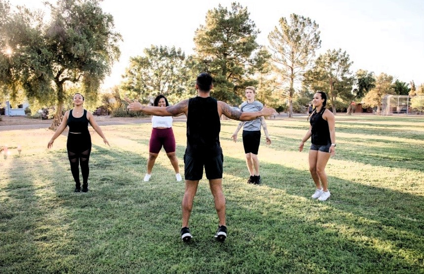 Outdoor-Fitness in den Ferien bietet ein neuer VHS-Kurs. Das ganzheitliche Training an der frischen Luft beginnt am 12. August. Foto: ©CanvaPro
