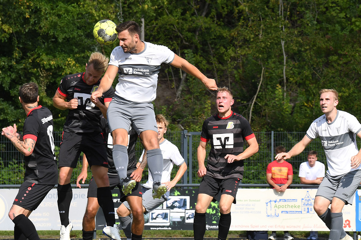 Zoran Martinovic steigt am höchsten und fängt den Ball vor den Gegnern ab. Foto: MSW