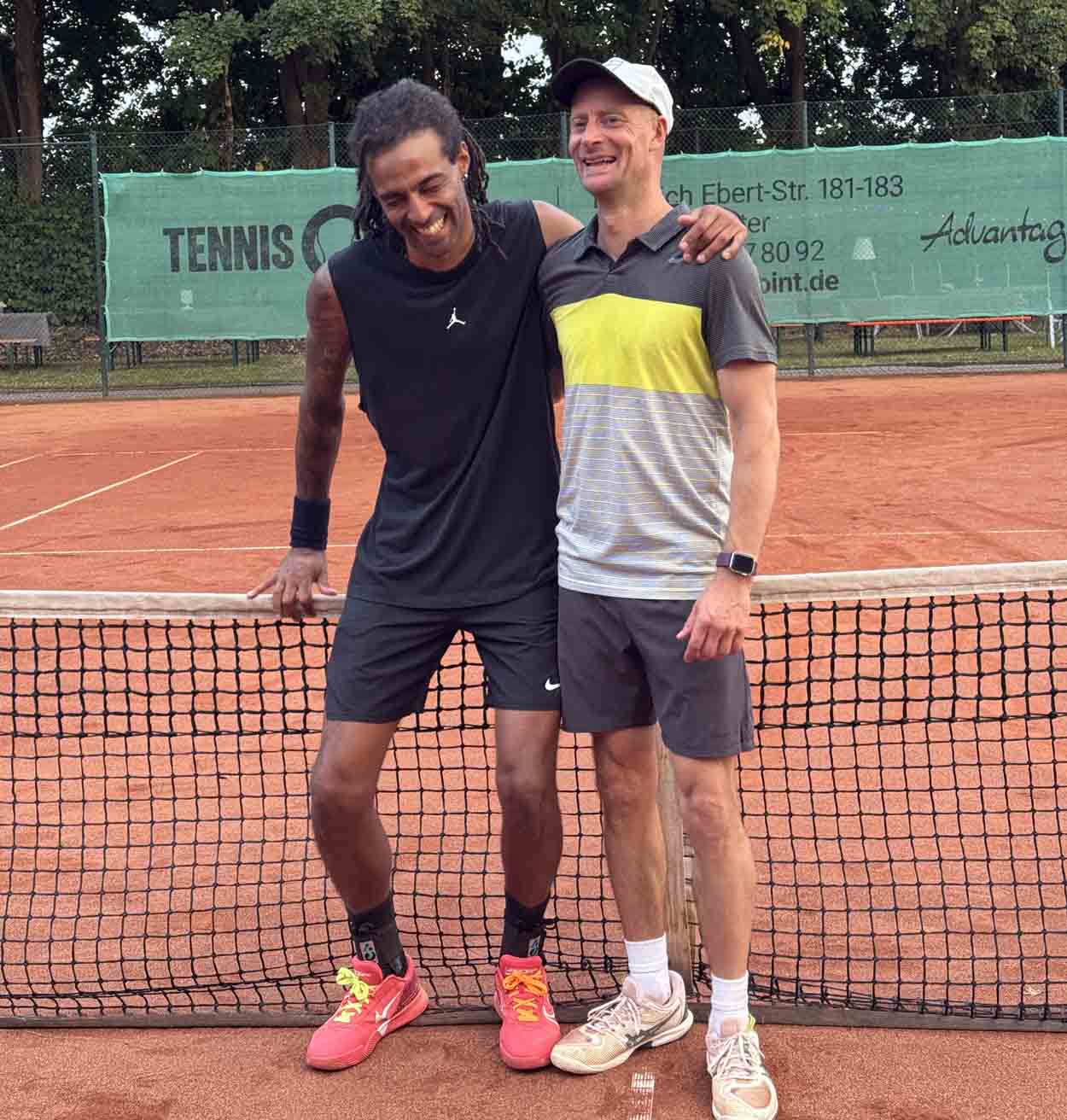 Dustin Brown und Lokalmatador Andreas Thiveßen lieferten sich ein unterhaltsames Showmatch. Fotos: Verein
