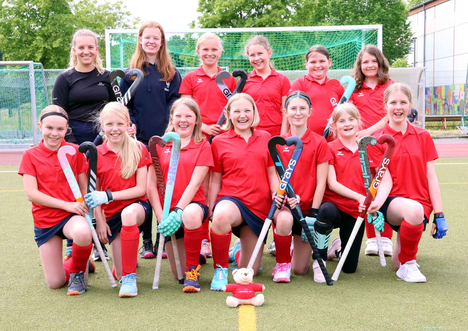Für sie ist Hockey eine Herzensangelegenheit: die U12-Mädchen des TV Werne mit ihren Trainerinnen Sofia Gerstmann und Marlen Kemper. Foto: Verein