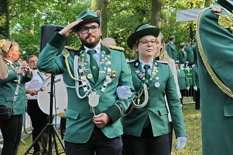 Das Abschreiten der Ehrenfront war für den neuen Schützenkönig Arthur Seewald und seine Partnerin Leonie Nagel einer der Höhepunkte des Schützenfestes. Foto: Steinmüller
