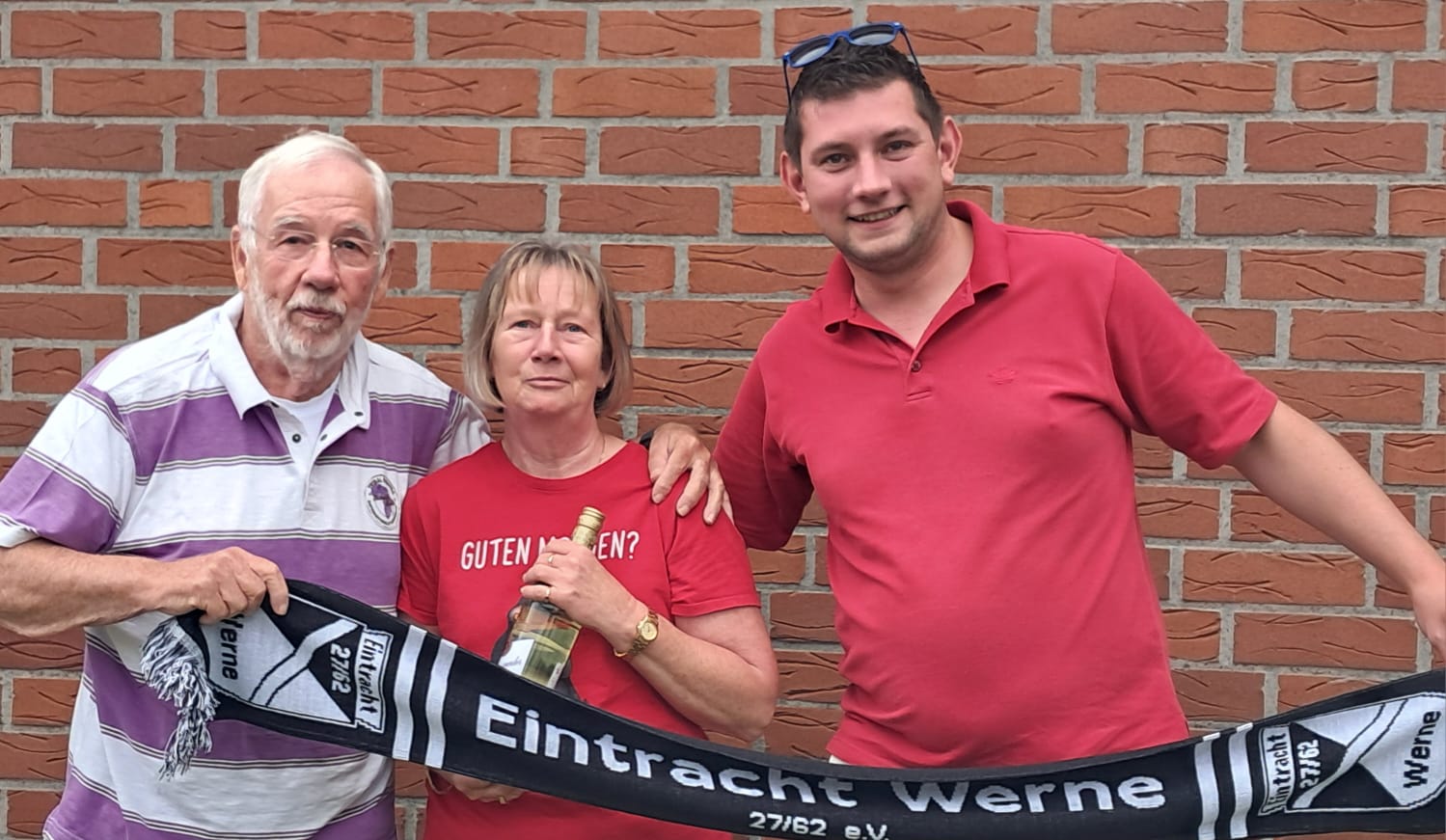 Jubilarin Iris Kalinowski: Es gratulierten Eintracht-Chef Robin Böcker (rechts) und der Vorsitzende des Ältestenrat, Heinz Meinke.