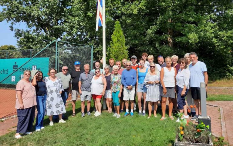 Intensivierten ihre Vereins-Freundschaft beim einwöchigen Austausch: Die Delegation vom englischen St. Annes Lawn Tennis and Squash Club und ihre Gastgeber vom TC-Blau-Weiß. Fotos: Verein