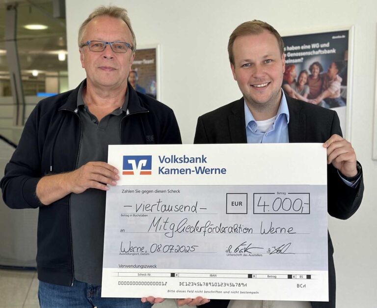 Reinhard Siepe (links) und Philipp Gärtner (Filialdirektor der Volksbank-Hauptstelle in Werne) mit dem Spendenscheck für gemeinnützige Einrichtungen. Foto: pr