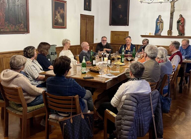 Im Refektorium des Kapuzinerklosters tagte die Mitgliederversammlung des Fördervereins Jakobsweg Werne. Gabriele Kranemann ist die alte und neue Vorsitzende des Fördervereins Jakobsweg Werne. Sie wurde ebenso wie weitere Vorstandsmitglieder einstimmig wiedergewählt. Foto: Kramer