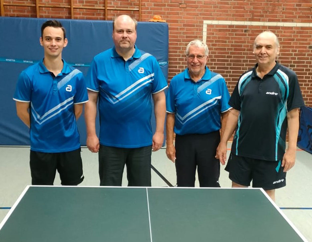 Nach dem Spiel gegen den Werner SC VI (von links): Jonas Völz. Norbert Börste; Mario Neubauer, Gennadi Schiebelhut. Fotos: Verein