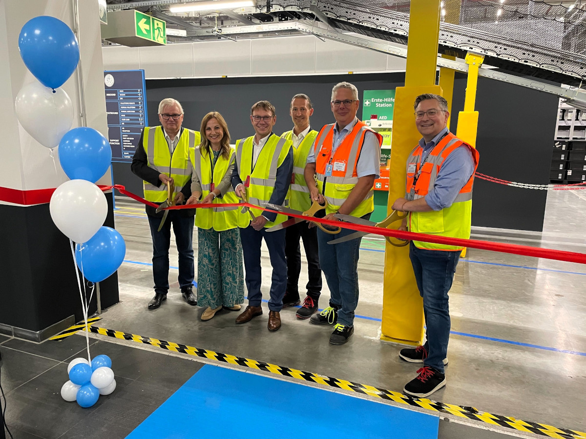 Das neue Umwerteilzentrum von Amazon ist in Betrieb: Uwe Ringelsiep, Justine Antoschak, Lothar Christ, Sascha Dorday, Fabian Schneider (Standortleiter Amazon Werne) und Lars Krause (Regionaldirektor Amazon) von links bei der Eröffnung. Foto: Amazon