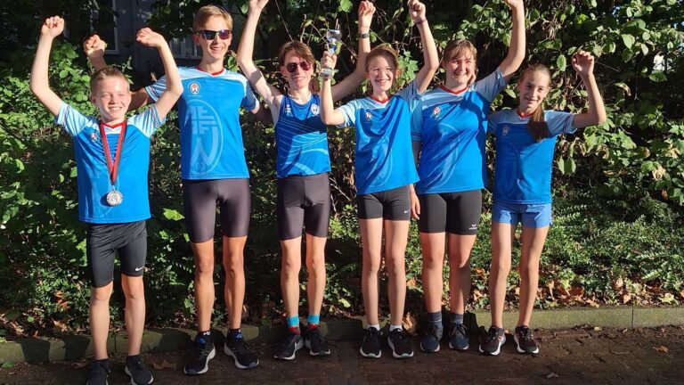 Zeigten starke Leistungen beim Stadtfestlauf in Lüdinghausen (von links): Janic Spies, Felix Uhlig, Felix Mondry del Olmo, Cara Haverkamp, Marit und Eva Geldmacher. Foto: Verein