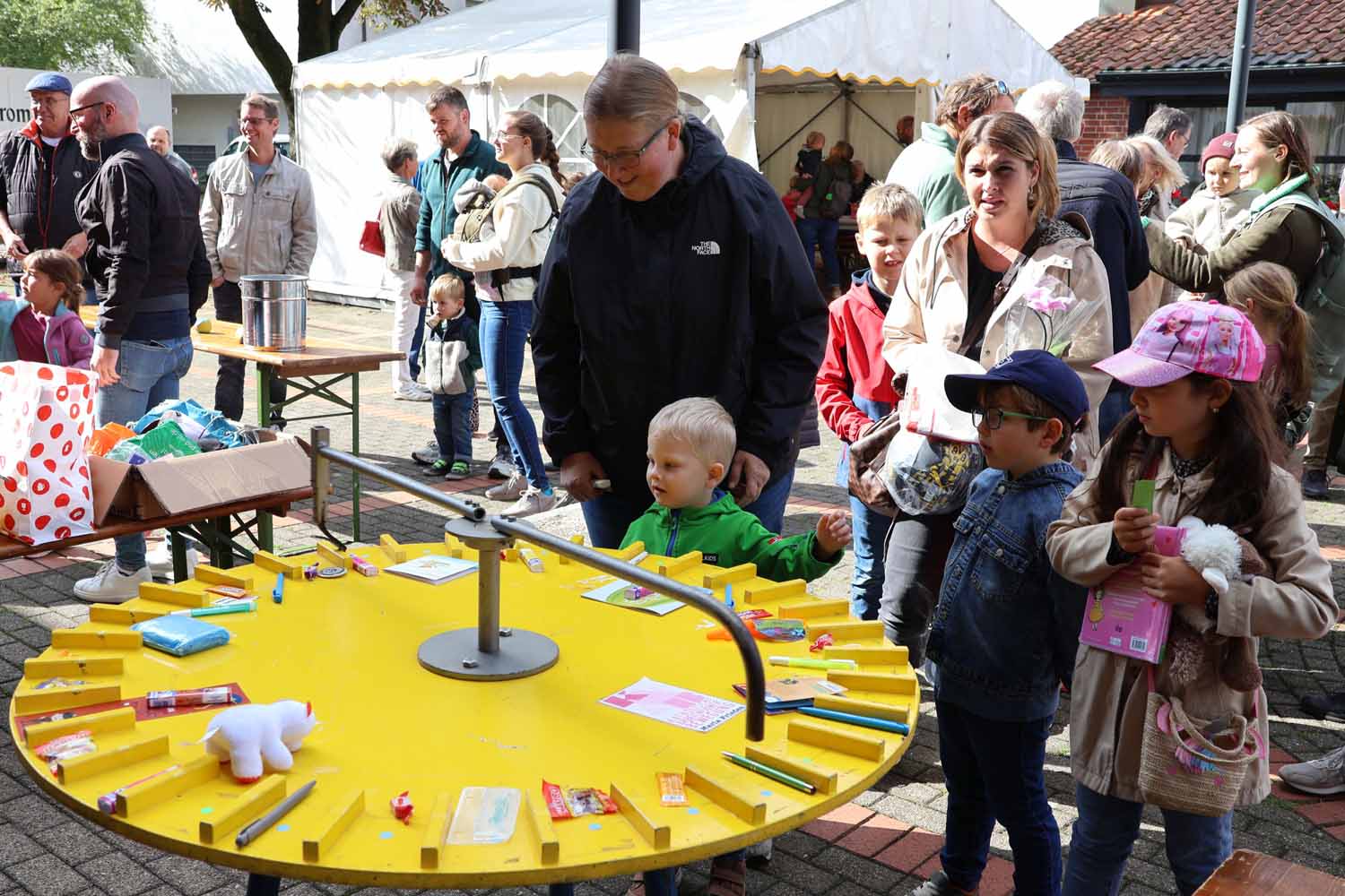 Gespannte Gesichter beim Glücksrad – wo wird das Rädchen Halt machen? Fotos: Mareike Gerundt