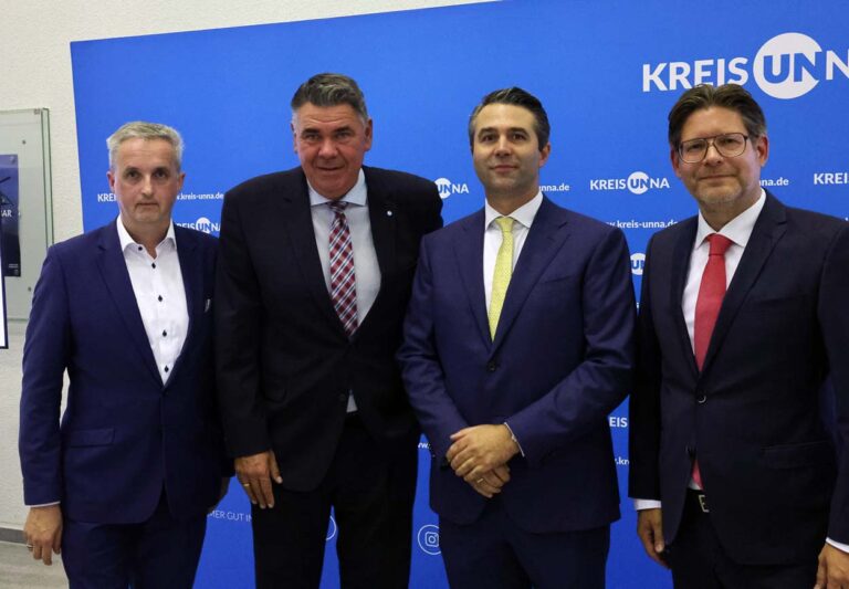 Die Kandidaten zur Wahl des Landrats mit dem Wahlleiter (von links): Andreas Wette, Mario Löhr, Philipp Reckermann und Marco Morten Pufke. Foto: Max Rolke – Kreis Unna