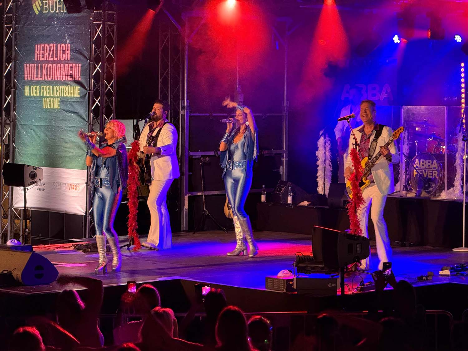 Das Ensemble von ABBA Fever brachte die großen Hits der Kultband in die Freilichtbühne. Fotos: Jana Hölscher