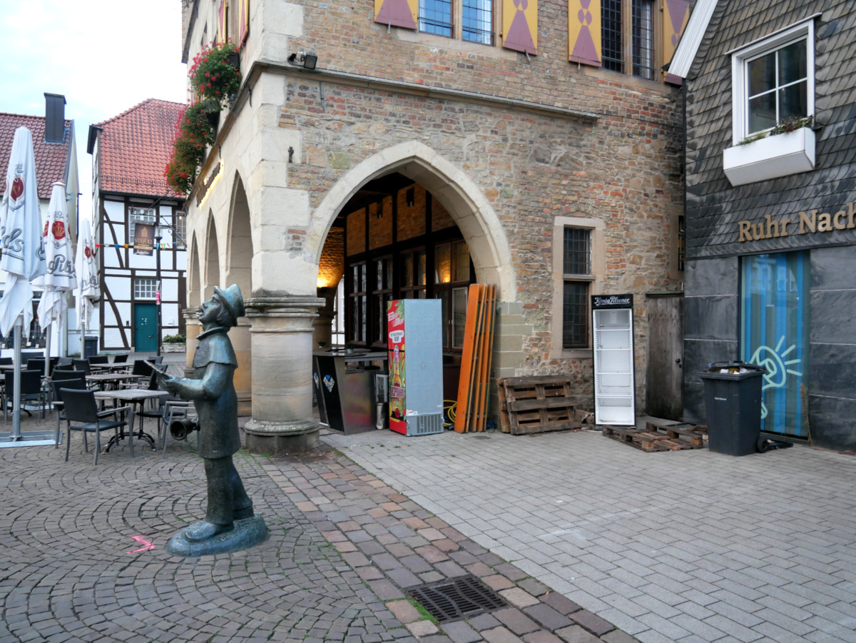 Die unter den Bögen und neben dem Alten Rathaus gelagerten Gerätschaften des Gastronomiebetriebes stoßen auf Kritik aus der Politik. Foto: Gaby Brüggemann