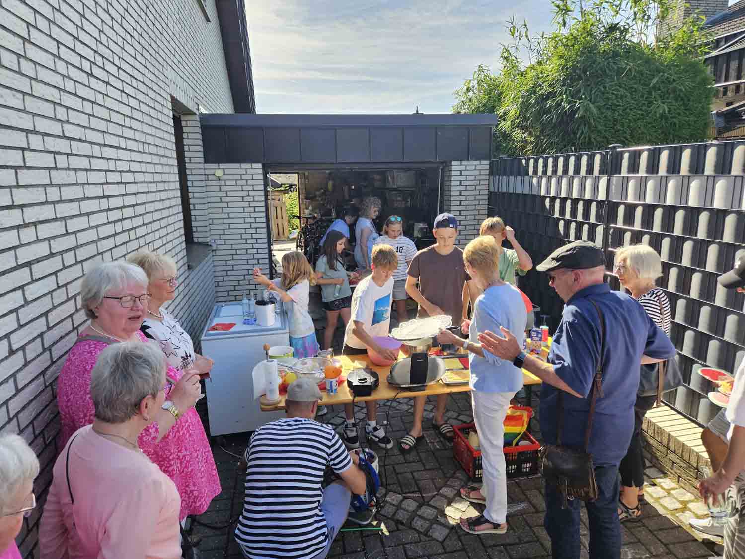 In einer Garageneinfahrt hatten Kinder eine Spendenaktion organisiert. Fotos: privat