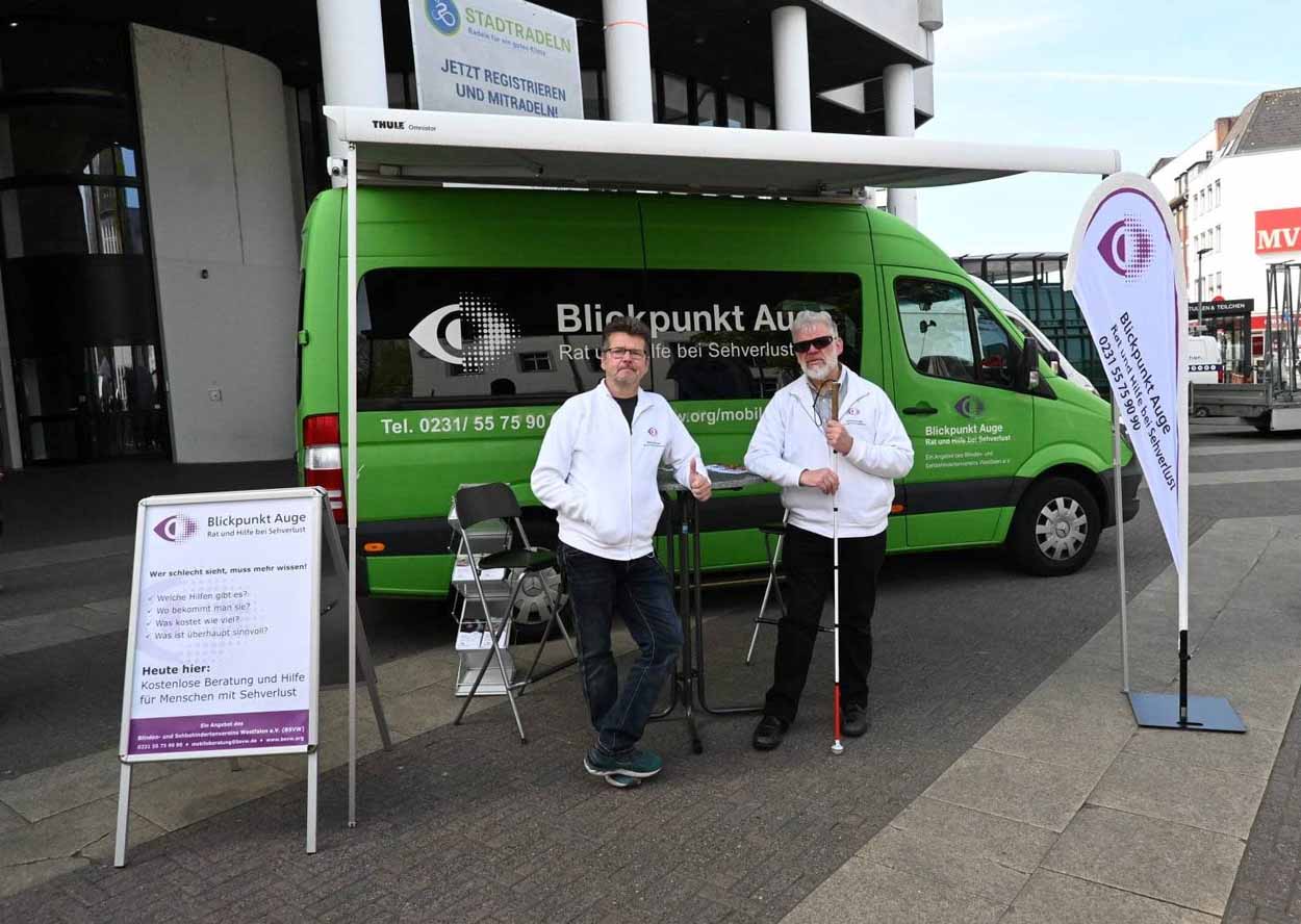 Freuen sich auf Interessierte: das Beratungsteam mit Johannes Willenberg (l.) und Uwe Klapp vor der mobilen Beratungsstelle. Foto: K. Kribus, Blinden- und Sehbehindertenverein Westfalen e.V.
