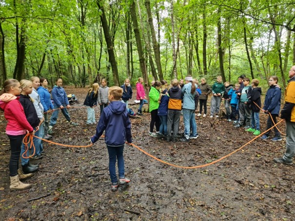 Im Fokus stand das „Waldschultraining“ – ein erlebnispädagogisches Angebot, das speziell darauf ausgerichtet ist, soziale Kompetenzen wie Teamfähigkeit, Rücksichtnahme und Kommunikation zu fördern. Foto: GSC