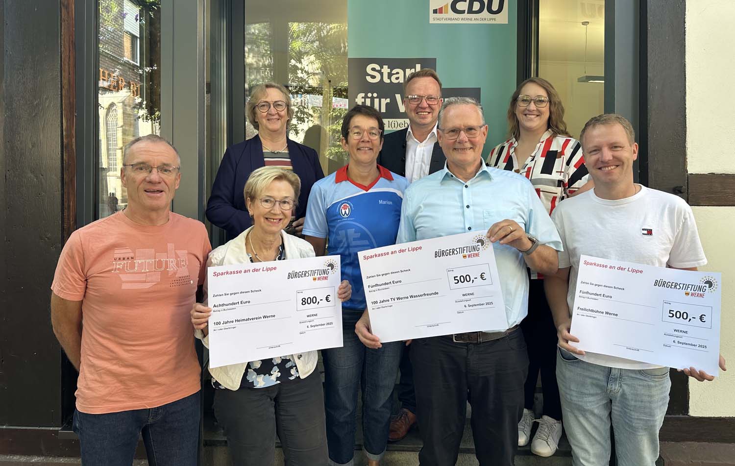 Die Vertreter der Vereine nahmen die symbolischen Schecks der CDU-Bürgerstiftung Werne von Jörg Weber (hinten Mitte) und Geschäftsführerin Kornelia Dithmer (hinten links) entgegen. Foto: Bürgerstiftung