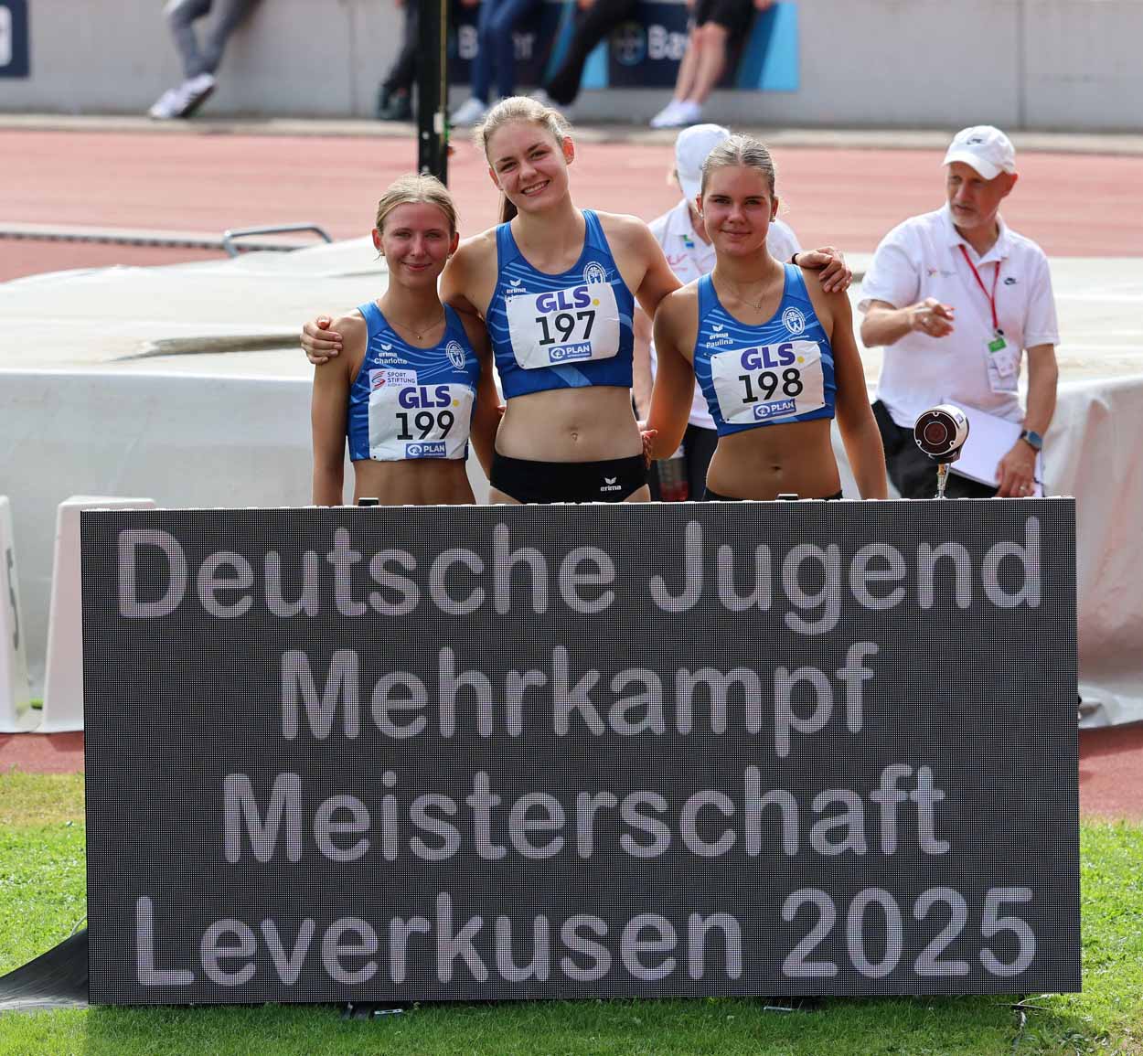 Charlotte Görz (von links) sowie Johanna und Paulina Czeranka freuten sich über die ausgezeichnete Platzierung. Fotos: Verein