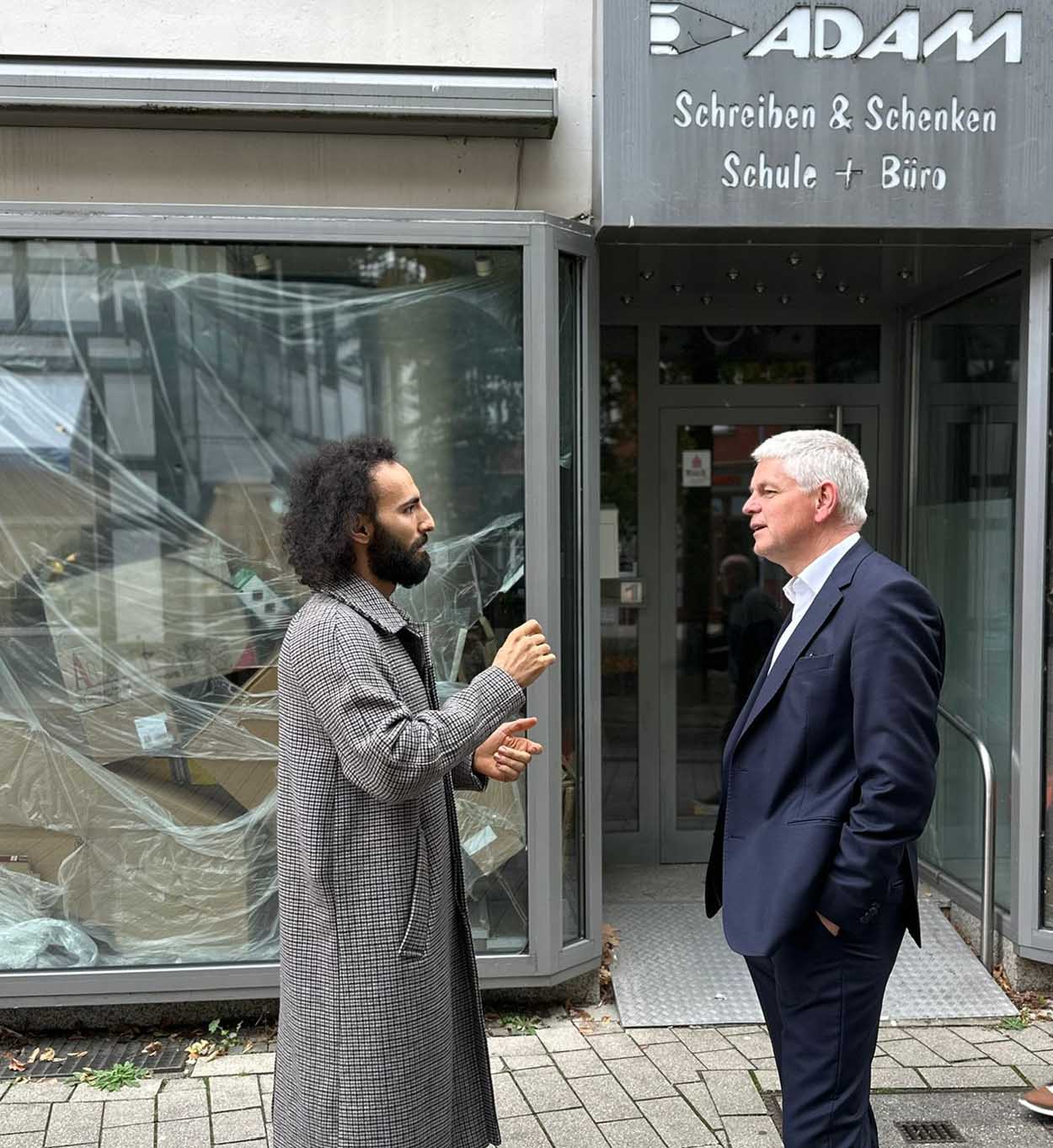 Ala Rishmawi und Christoph Dammermann tauschten sich aus. Der Unternehmer will die ehemalige ADAM-Immobilie an der Bonenstraße wiederbeleben. Foto: privat