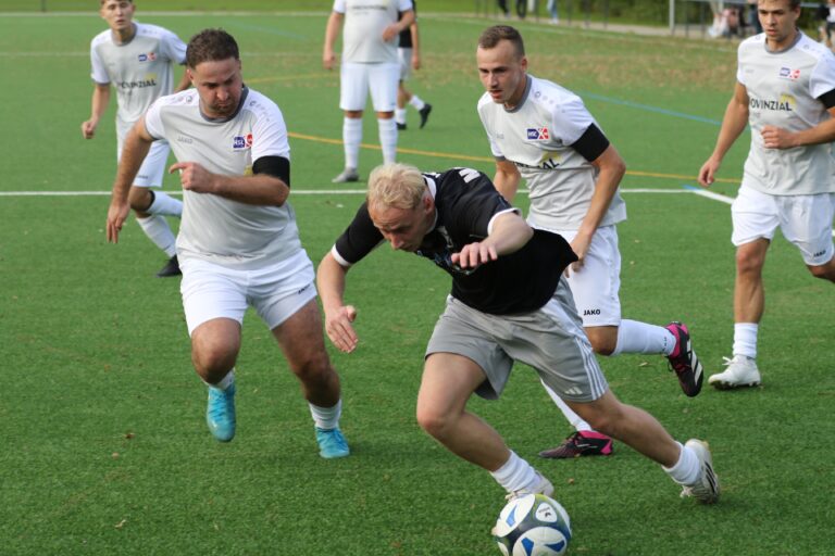 Eintracht-Stürmer Santino Benning setzt sich gegen zwei HSC-Spieler durch, kommt aber nicht zum Abschluss. Foto: Wagner