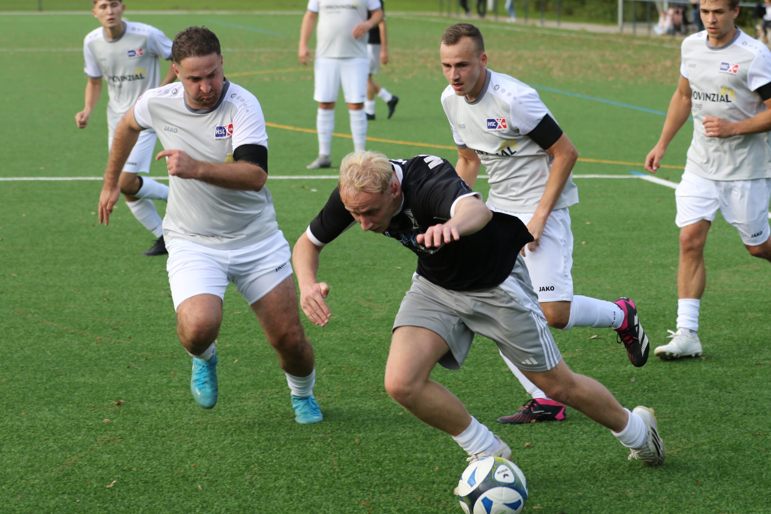 Eintracht-Stürmer Santino Benning setzt sich gegen zwei HSC-Spieler durch, kommt aber nicht zum Abschluss. Foto: Wagner