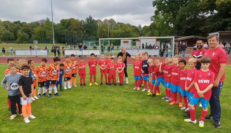 Die F-Junioren des Werner SC (rechts) und von Eintracht Werne spielten für den guten Zweck gegeneinander. Fotos: Verein