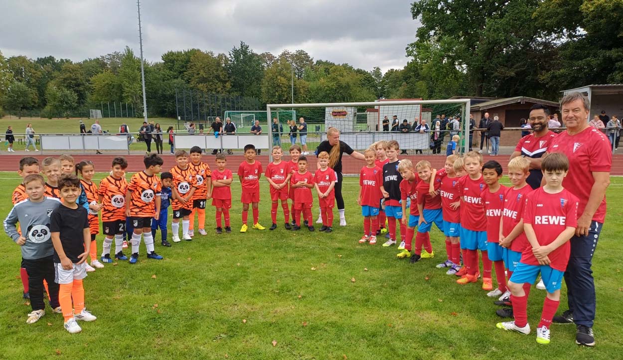 Die F-Junioren des Werner SC (rechts) und von Eintracht Werne spielten für den guten Zweck gegeneinander. Fotos: Verein