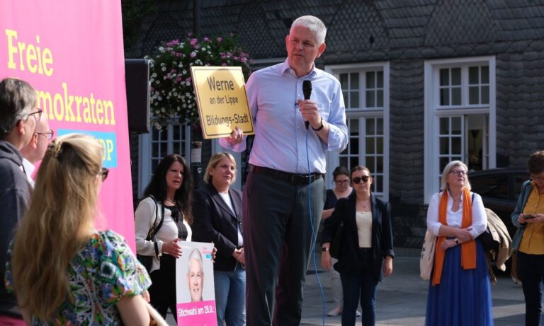 Christoph Dammermann wirbt für Stimmen bei der kommenden Stichwahl um das Bürgermeisteramt. Fotos: FDP Werne