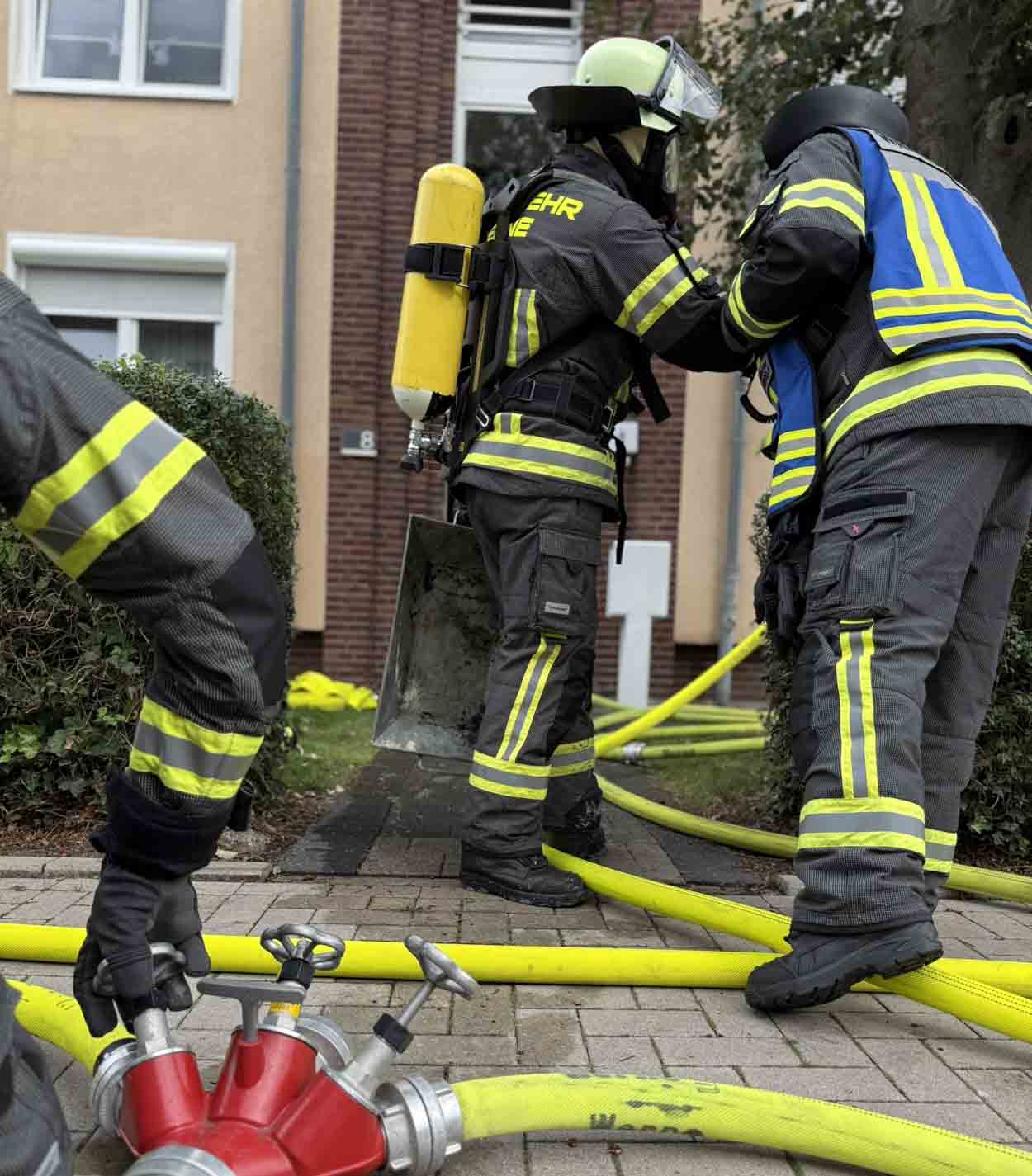 Ein Wohnungsbrand in der Bergstraße alarmierte am Donnerstagnachmittag die Feuerwehr. Fotos: FFW