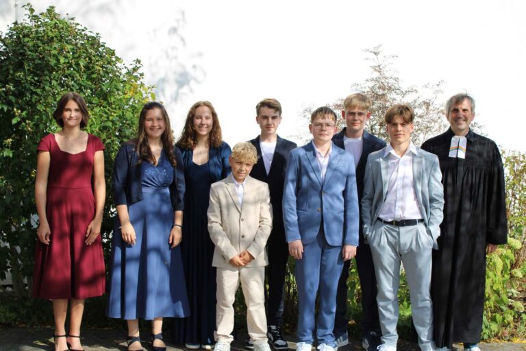Die letzte Konfirmation 2025 fand im Bonhoeffer-Zentrum statt (von links): Nele Loup, Lena Marek, Lilly Jann, Liam Meinike, Kian Bredol, Julian Fries, Mika Kretschmann, Luca Scholenberger und Pfarrer Alexander Meese. Foto: Ev. Kirchengemeinde