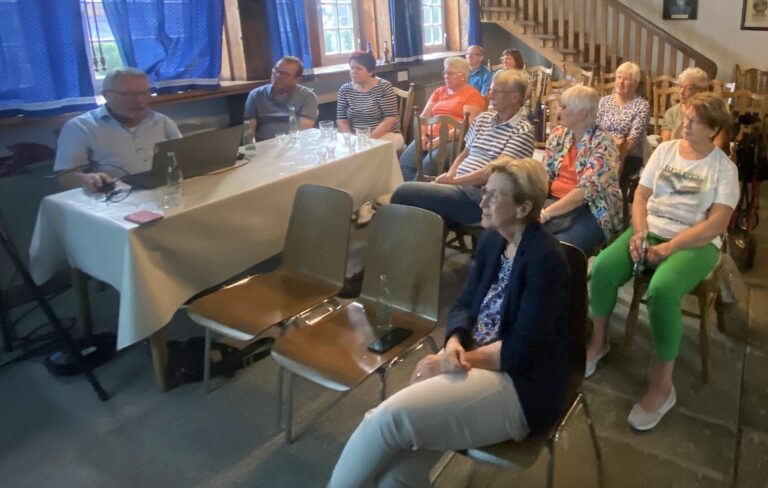 Horst-Kenner Herbert Schulze Geiping (links) führte durch die Fotoreise in der Westfälischen Stube. Foto: Heimatverein