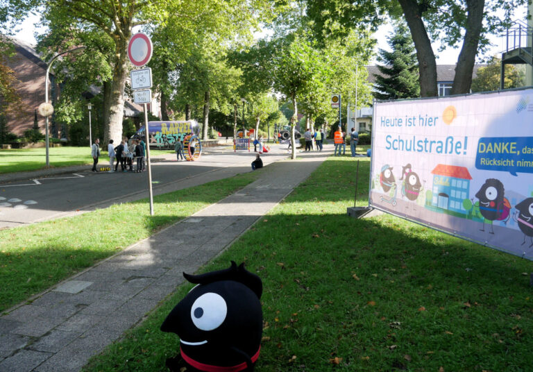 Auf sichere Schulwege kommt es an. Die Aktion vor der Kardinal-von-Galen-Schule in Stockumer machte aus der Kirchstraße eine "Schulstsraße". Foto: Gaby Brüggemann