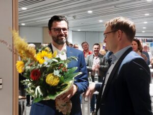 Bürgermeister Lothar Christ gratuliert seinem Nachfolger Lars Hübchen. Foto: Schwarze