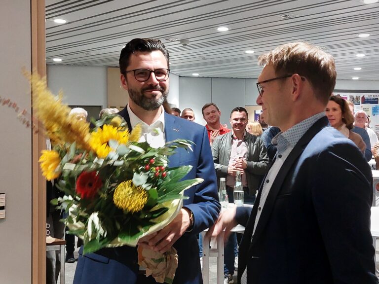 Bürgermeister Lothar Christ gratuliert seinem Nachfolger Lars Hübchen. Foto: Schwarze