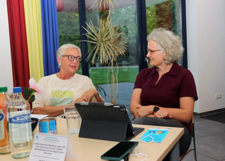 Angelika Nowak (rechts) und Karin Leifhelm ermunterten die Besucher der Monatsinfoveranstaltung des „Inklussionstreffs Werne“, ihre Rechte und Unterstützungsangebote trotz teilweise massiver Bürokratie in Anspruch zu nehmen. Fotos: Steinmüller