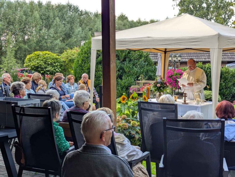 Auf dem Hof Seebröcker fanden sich wieder Mitglieder der KAB St. Barbara/St. Johannes zur Messe und einem Lagerfeuer ein. Foto: privat